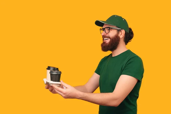 Дружня Доставка Бородатого Чоловіка Зеленій Формі Дає Дві Чашки Кави — стокове фото