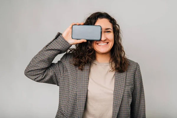 Mujer Joven Alegre Con Chaqueta Está Cubriendo Ojo Con Pantalla — Foto de Stock