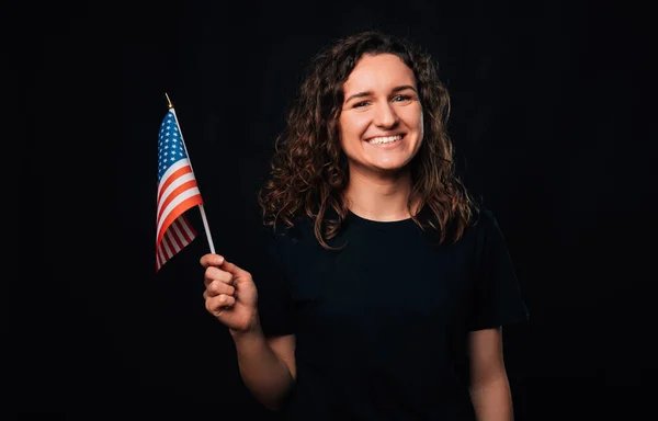 Joven Mujer Sonriente Amplia Alegre Ondea Con Bandera Estados Unidos — Foto de Stock