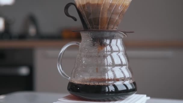 閉じるビデオのフィルタリング上のコーヒーを注ぐ上の台所の背景 — ストック動画