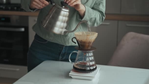 Nagranie Kobiety Warzącej Kawę Kuchni Poranny Rytuał Kawy — Wideo stockowe