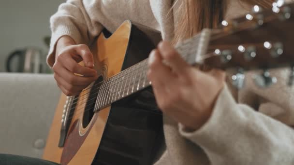 Закрыть Видео Молодой Женщины Обучающейся Играть Акустической Гитаре — стоковое видео