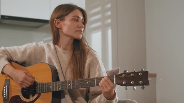 Vidéo Jeune Femme Assise Sur Canapé Jouant Guitare Acoustique Maison — Video