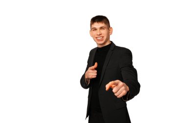 Ceket giyen neşeli, yakışıklı, gülümseyen adam kamerayı işaret ediyor ya da beyaz arka plan.