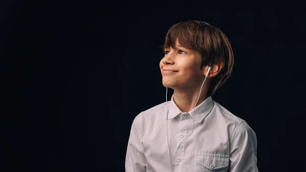 Όμορφος Έφηβος Αγόρι Φορώντας Λευκό Πουκάμισο Ακούει Μουσική Ακουστικά Πάνω — Φωτογραφία Αρχείου