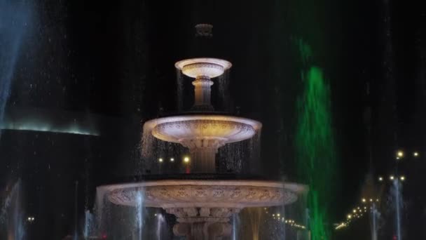 Müzikal Ritmik Çeşme Suyu Nun Inanılmaz Görüntüleri Gece Boyunca Renkli — Stok video