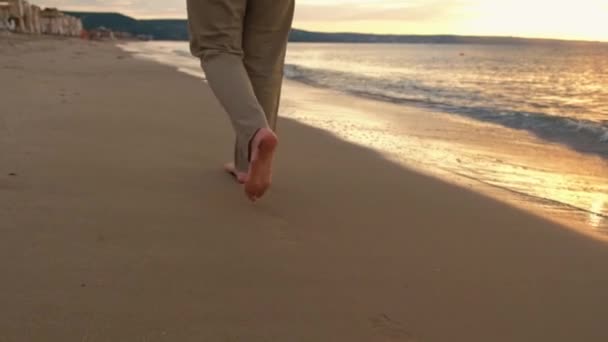 Niski Kąt Ujęcia Kobiety Spacerującej Plaży Podczas Wschodu Słońca — Wideo stockowe