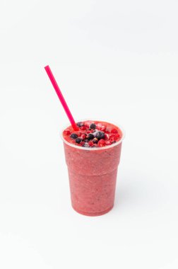 Beyaz izole arka planda donmuş kırmızı ve siyah üzümlü dutlu smoothie..