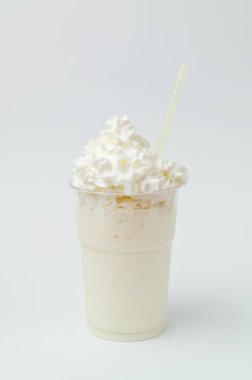 Vanilyalı, ferahlatıcı, kremalı ve beyaz pipetli bir milkshake..