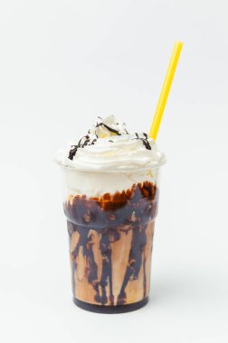 Çikolatalı, lezzetli, kremalı milkshake ve beyaz arka planda bol soslu..