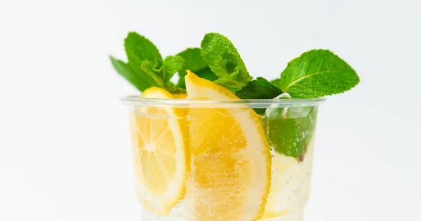 Close Shot Fresh Lemonade Plastic Glass Mint Leaves White Backdrop — Stock Photo, Image
