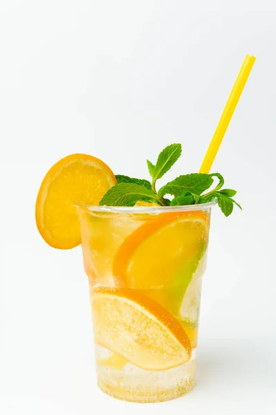 Крупним Планом Вертикальний Знімок Свіжого Апельсинового Лимонаду Пластмасовому Склі Ятою — стокове фото