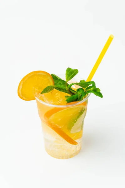 Вертикальний Знімок Свіжого Апельсинового Лимонаду Пластмасовому Склі Ятою Соломою — стокове фото