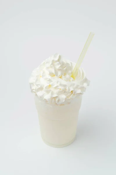Вертикальный Снимок Ванильного Освежающего Молочного Коктейля Взбитыми Сливками Поверх Белого — стоковое фото