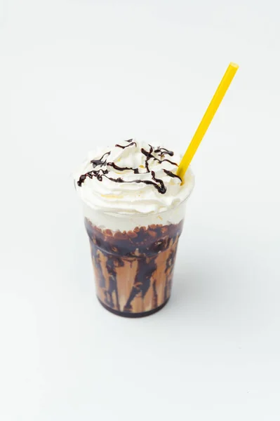 ホイップクリームと上にトッピングと黄色のわらチョコレートミルクセーキの垂直ショット — ストック写真