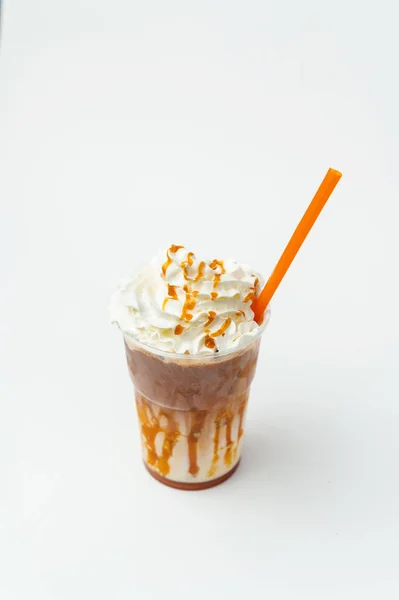 ホイップクリームと甘いトッピングのキャラメルミルクシェイクの垂直ショット — ストック写真