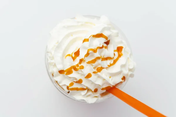 Plan Dessus Milkshake Caramel Avec Crème Fouettée Peu Garniture Dessus — Photo
