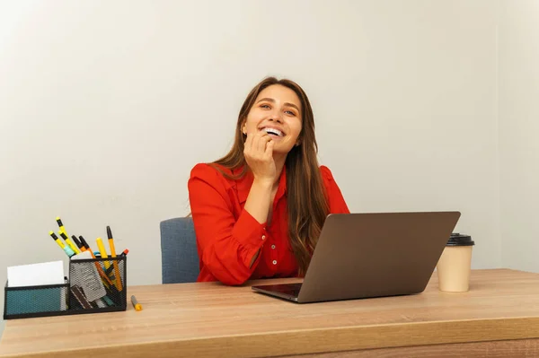 Śmiejąca Się Młoda Kobieta Dobry Dzień Pracy Siedząc Biurze Przy — Zdjęcie stockowe