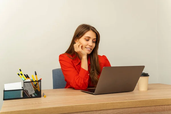 Młoda Mądra Kobieta Siedzi Przy Biurku Laptopem Przeglądającym Internet Biurze — Zdjęcie stockowe