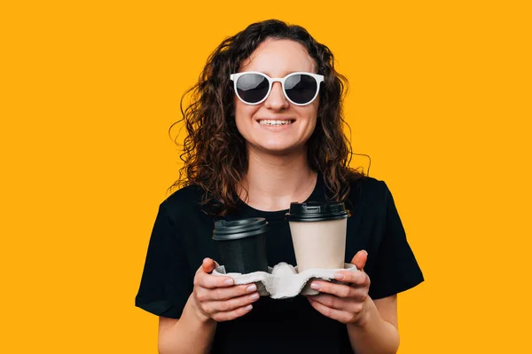 Retrato Estudio Una Mujer Sonriente Sosteniendo Dos Tazas Café Para — Foto de Stock