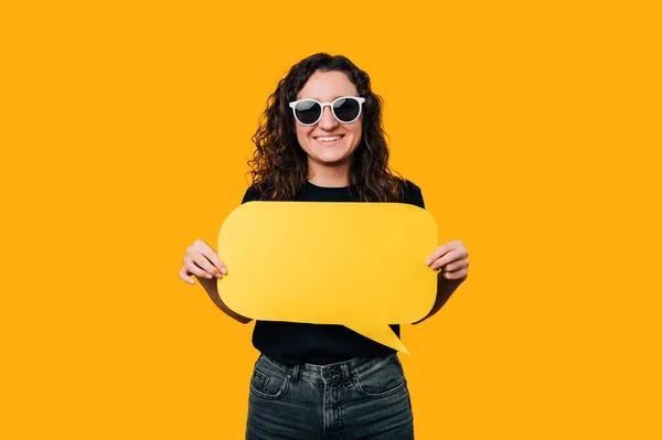 Cool Jonge Vrouw Met Een Zonnebril Houdt Spraak Zeepbel Met — Stockfoto