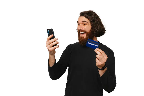 Homem Sorridente Barbudo Animado Detém Cartão Crédito Plástico Azul Seu — Fotografia de Stock