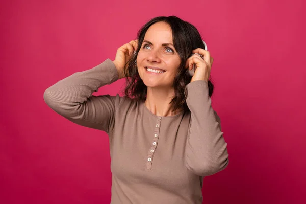 Mulher Meia Idade Alegre Usando Fones Ouvido Gosta Ouvir Música — Fotografia de Stock