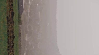 Sis kirliliğinde şehrin dikey görüntüleme videosu.