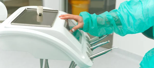 Kadın Dişçi Ofisteki Hasta Sandalyesinin Kontrol Ekranına Dokunuyor — Stok fotoğraf