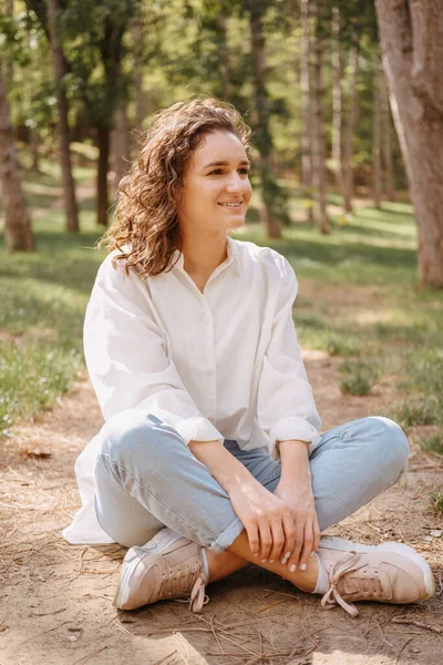Retrato Una Joven Mujer Rizada Sonriente Sentada Loto Posando Aire —  Fotos de Stock