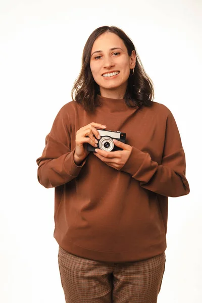 Вертикальний Знімок Жінки Тримає Вінтажну Камеру Навчає Фотографії Студійний Портрет — стокове фото