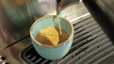 Kahvecinin kafede espresso yaptığı videoyu kapat..