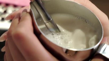 Cappuccino için süt buğulama videosunu kapat..