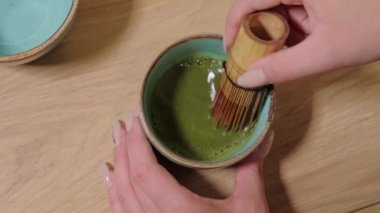 Kahveci Matcha 'yı Kafe' de hazırlarken ki videoyu kapat..