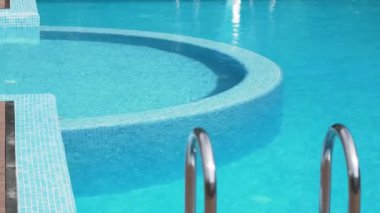 Yaz boyunca temiz suyla havuz videosunu kapat.