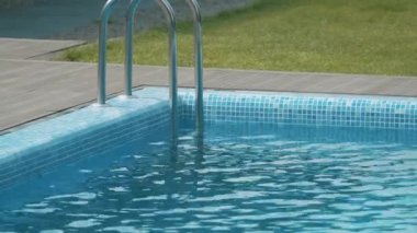 Yaz boyunca temiz suyla havuz videosunu kapat.