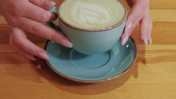 Close Video Barista Putting Wooden Table Matcha Latte — Stock Video