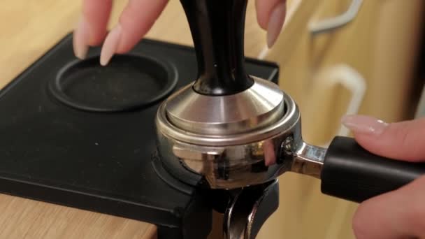Filmaufnahmen Wie Barista Kaffee Korb Stampft — Stockvideo