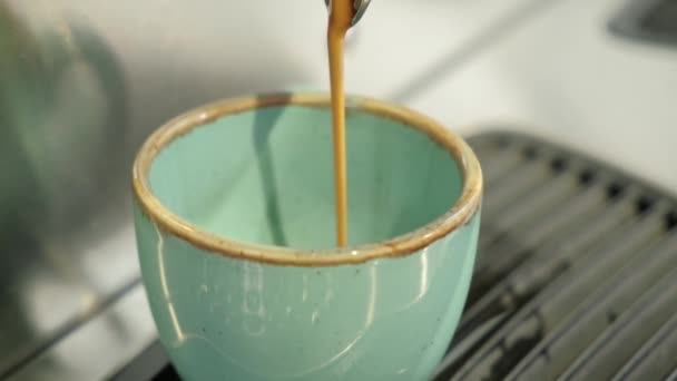 Κοντινό Βίντεο Του Barista Φτιάχνει Espresso Στο Cafe — Αρχείο Βίντεο