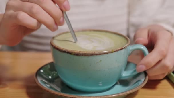 Close Video Donna Mescolando Suo Matcha Latte Caffè — Video Stock