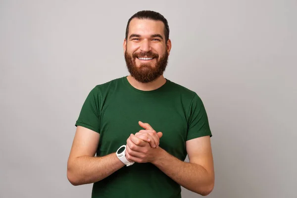 Schöner Bärtiger Lächelnder Mann Hält Die Hände Vor Der Brust — Stockfoto