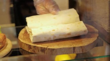 Şefin dükkan ambalajında tavukla somurttuğu videoyu kapat..