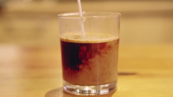 Close Video Van Het Gieten Van Melk Glas Met Koffie — Stockvideo