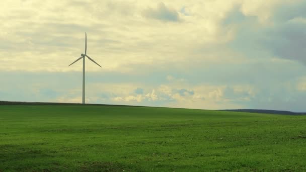 Filmati Basso Angolo Turbina Eolica Campo Produzione Energia Verde — Video Stock