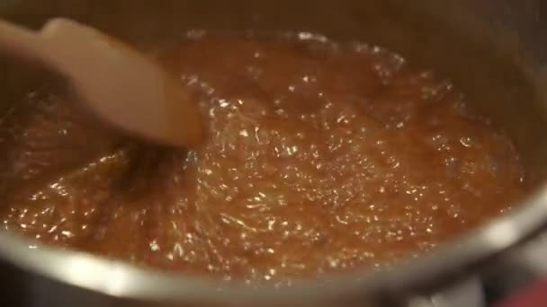 Close Vídeo Chef Fazendo Caramelo Para Macaroons — Vídeo de Stock