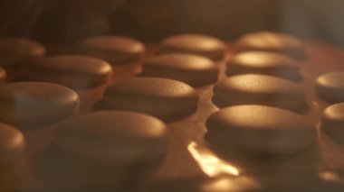 Kurabiyelerin fırında pişirildiği videoyu kapat.