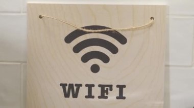 Üzerinde WI FI sözcüğü olan ahşap videoyu kapat..