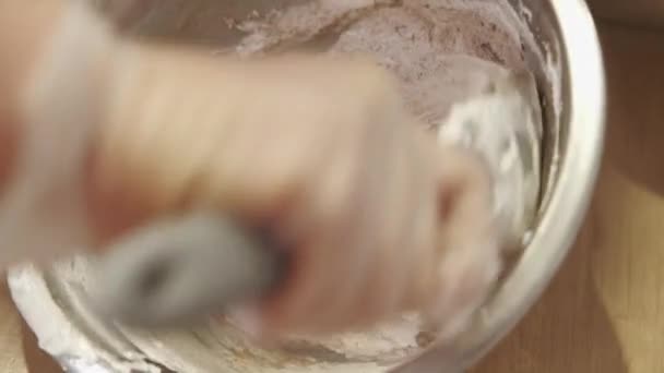 キッチンのボウルにマカロン用パスタ生地を作るシェフのビデオ — ストック動画