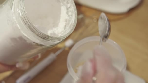 Close Vídeo Chef Contando Quantidade Farinha Trigo Tigela — Vídeo de Stock