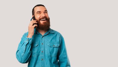 Yanındaki fotokopi odasına bakarken telefonla konuşan bir adamın afiş boyutunda fotoğrafı..
